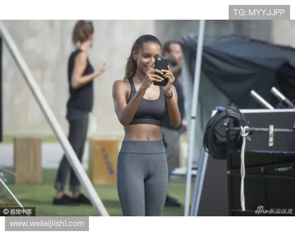 足球明星们的维密秀场体验与时尚魅力碰撞的精彩瞬间